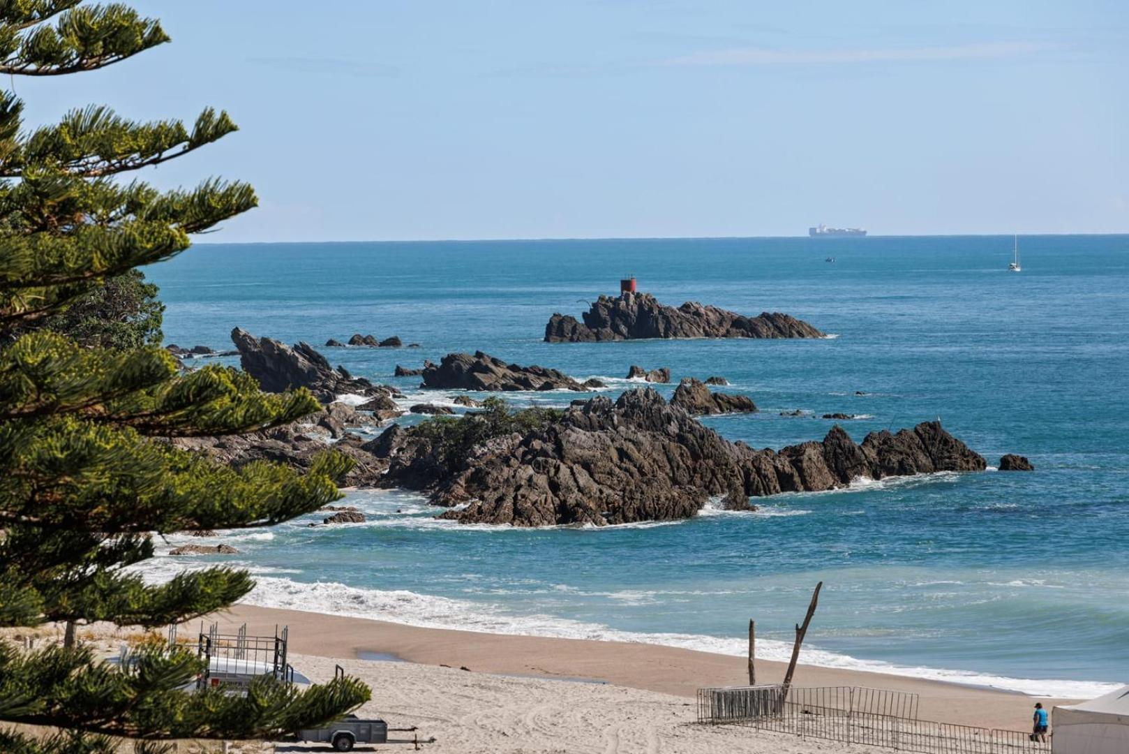 Oceanside Bliss - Absolute Beachfront - Uninterrupted Ocean Views With Pool Mount Maunganui Eksteriør billede